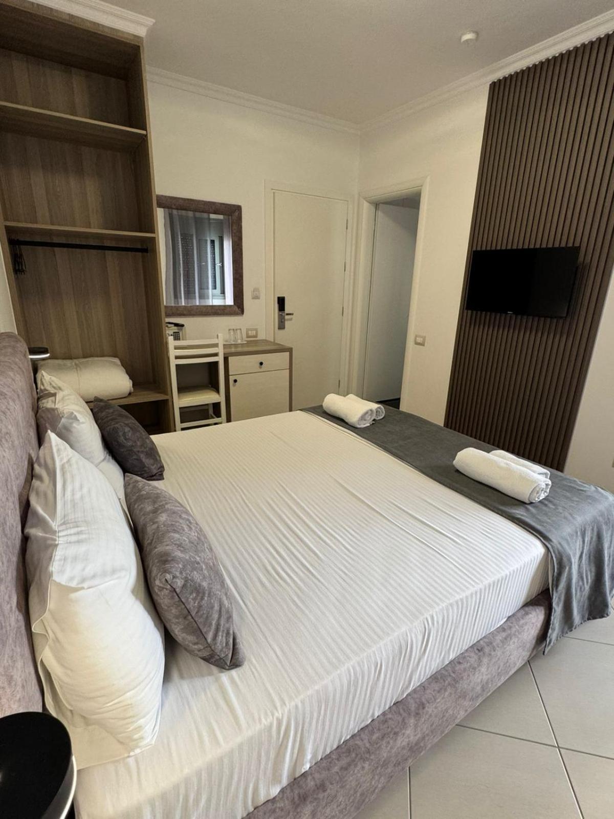 Hotel Abedini Sarandë Esterno foto