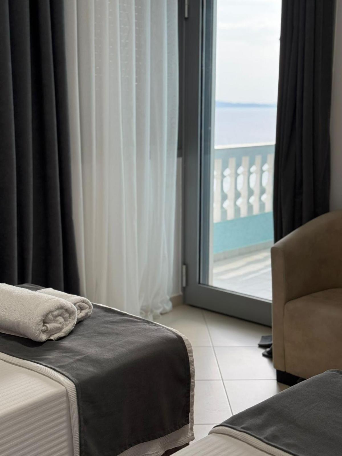 Hotel Abedini Sarandë Esterno foto