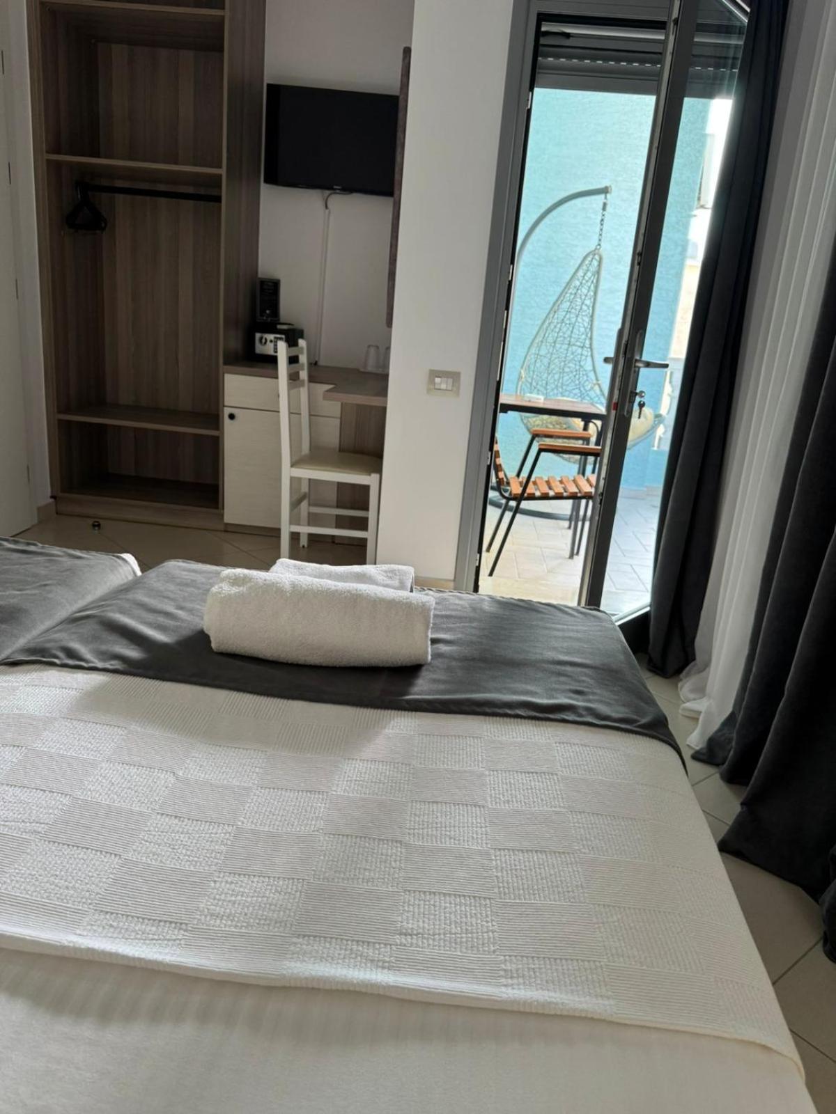 Hotel Abedini Sarandë Esterno foto