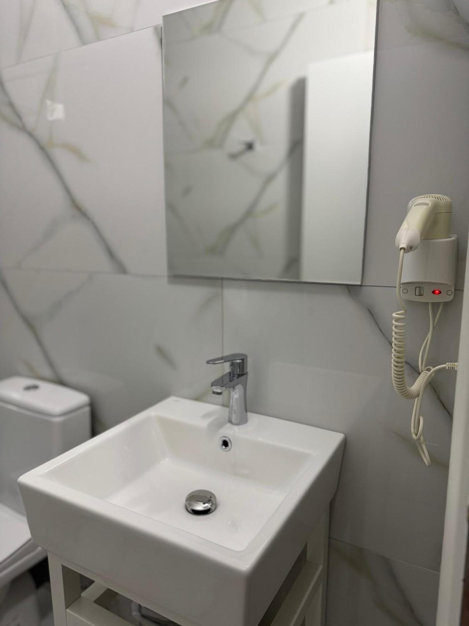 Hotel Abedini Sarandë Esterno foto