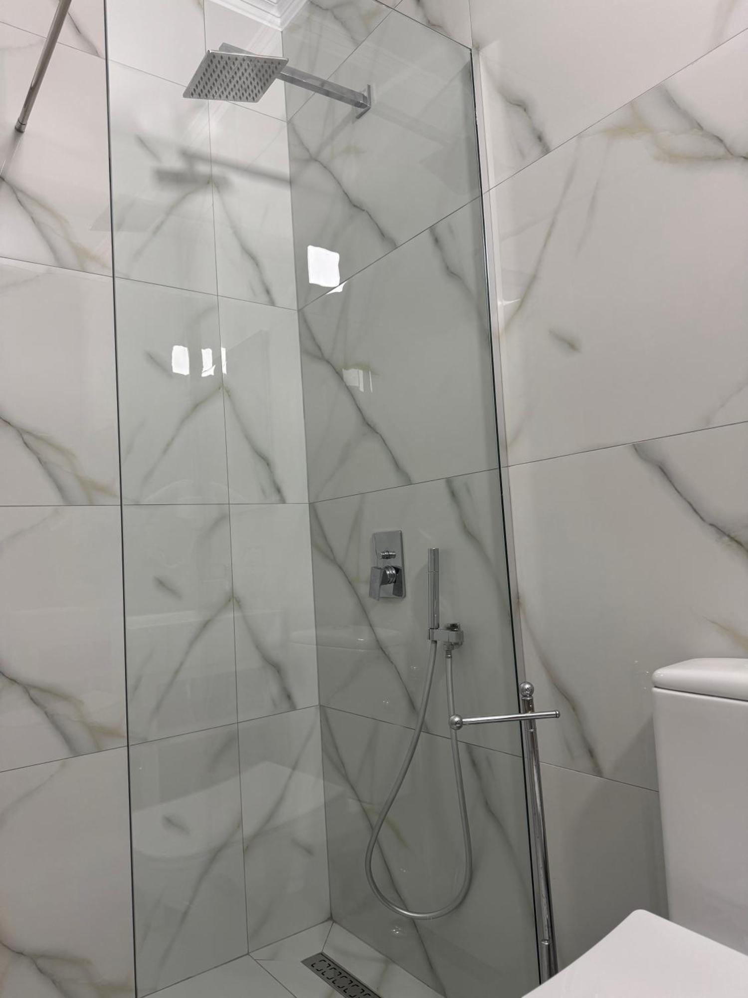 Hotel Abedini Sarandë Esterno foto